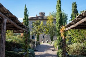 Room (La Fonte) | Premium bedding, down comforters, in-room safe, individually decorated - Borgo Pignano Volterra Tuscany (Volterra)