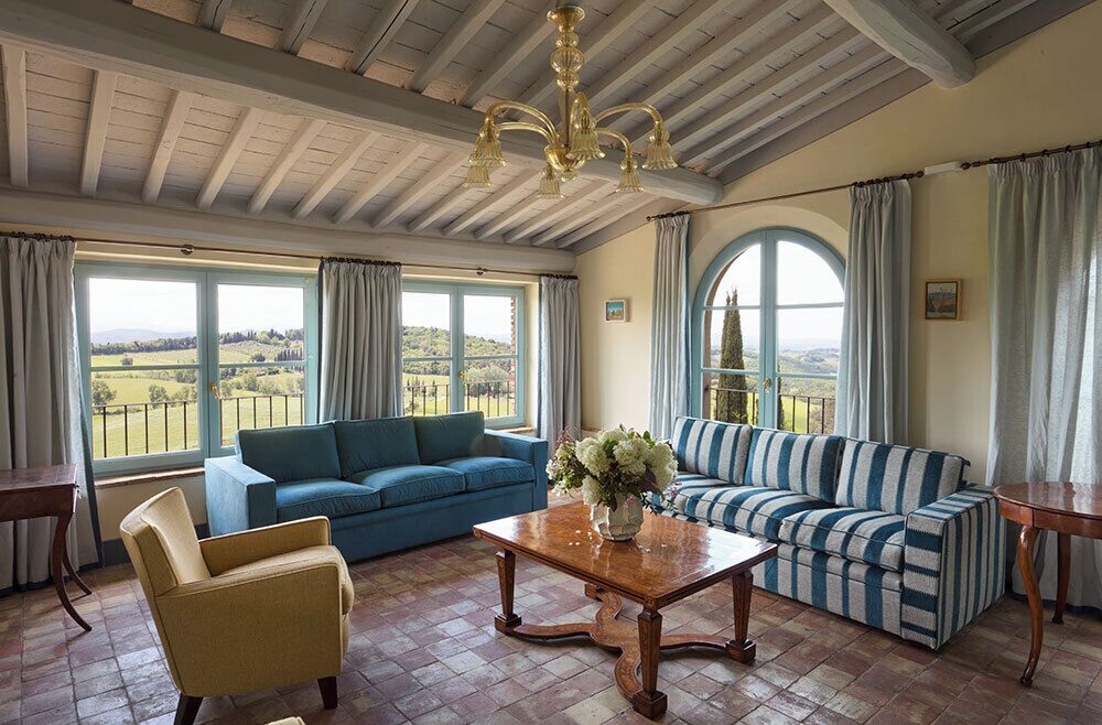 Una mesa de tenis de mesa, libros, una videoteca