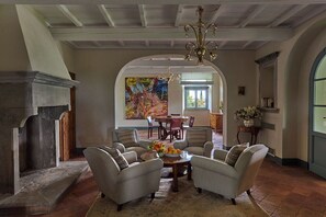 Table de tennis de table, livres, vidéothèque