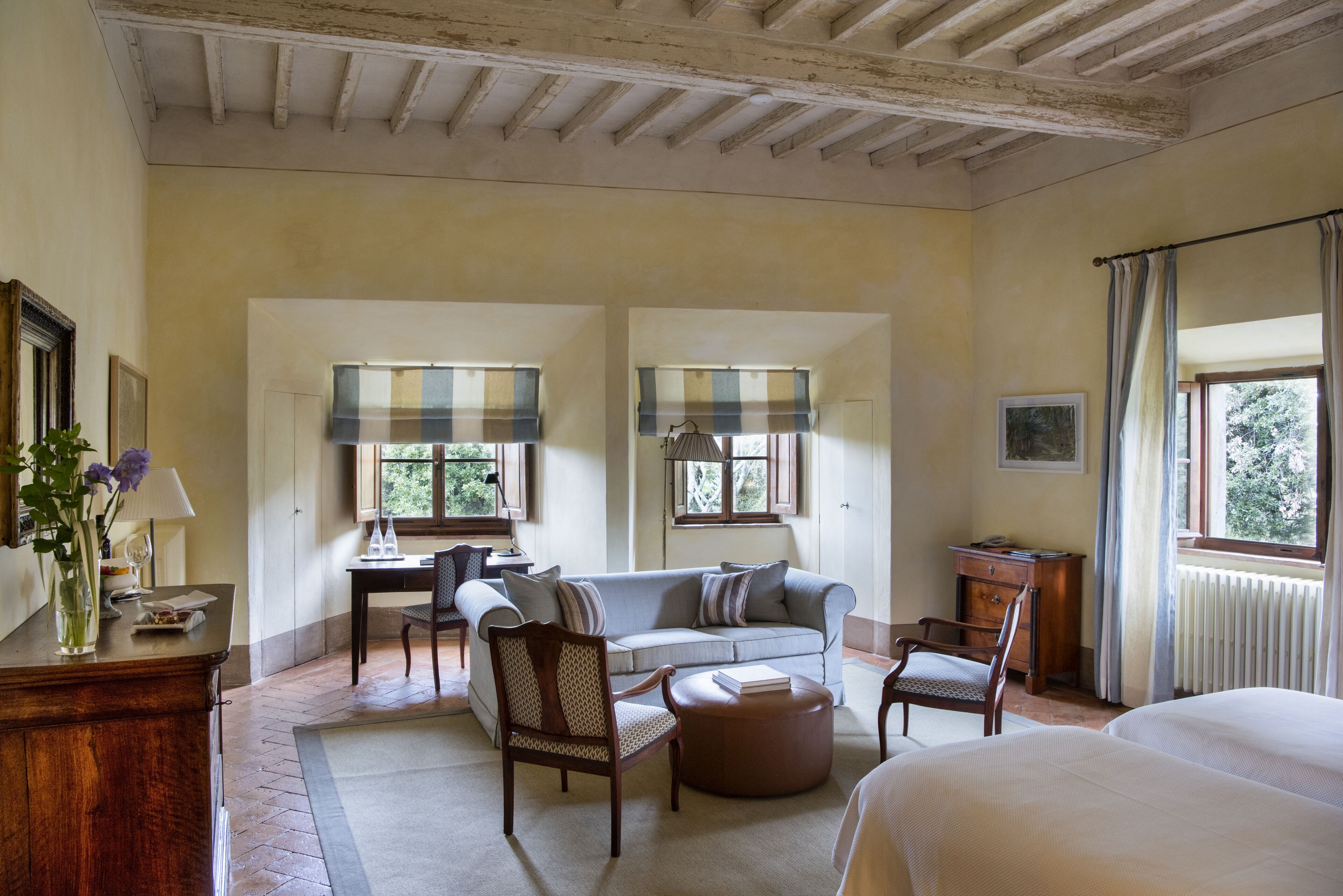 Un'ampia stanza con divano, sedie, tavolo da pranzo e un letto.