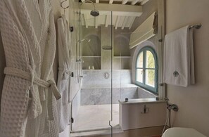 Villa Poggiarello | Bathroom | Eco-friendly toiletries, hair dryer, bathrobes, slippers - Borgo Pignano Volterra Tuscany (Volterra)