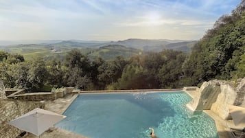 2 من حمّامات السباحة الخارجية، مظلات على حمّام السباحة، مقاعد للتشمس