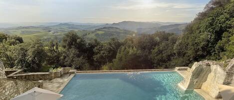 2 Außenpools, Sonnenschirme, Liegestühle