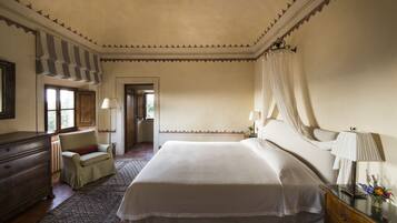 1 غرفة نوم وأغطية فراش متميزة وألحفة محشوة بالريش وخزنة داخل الغرفة