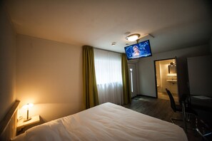 Desk, blackout drapes, soundproofing, free WiFi - Hotel Taurus (Cuijk)