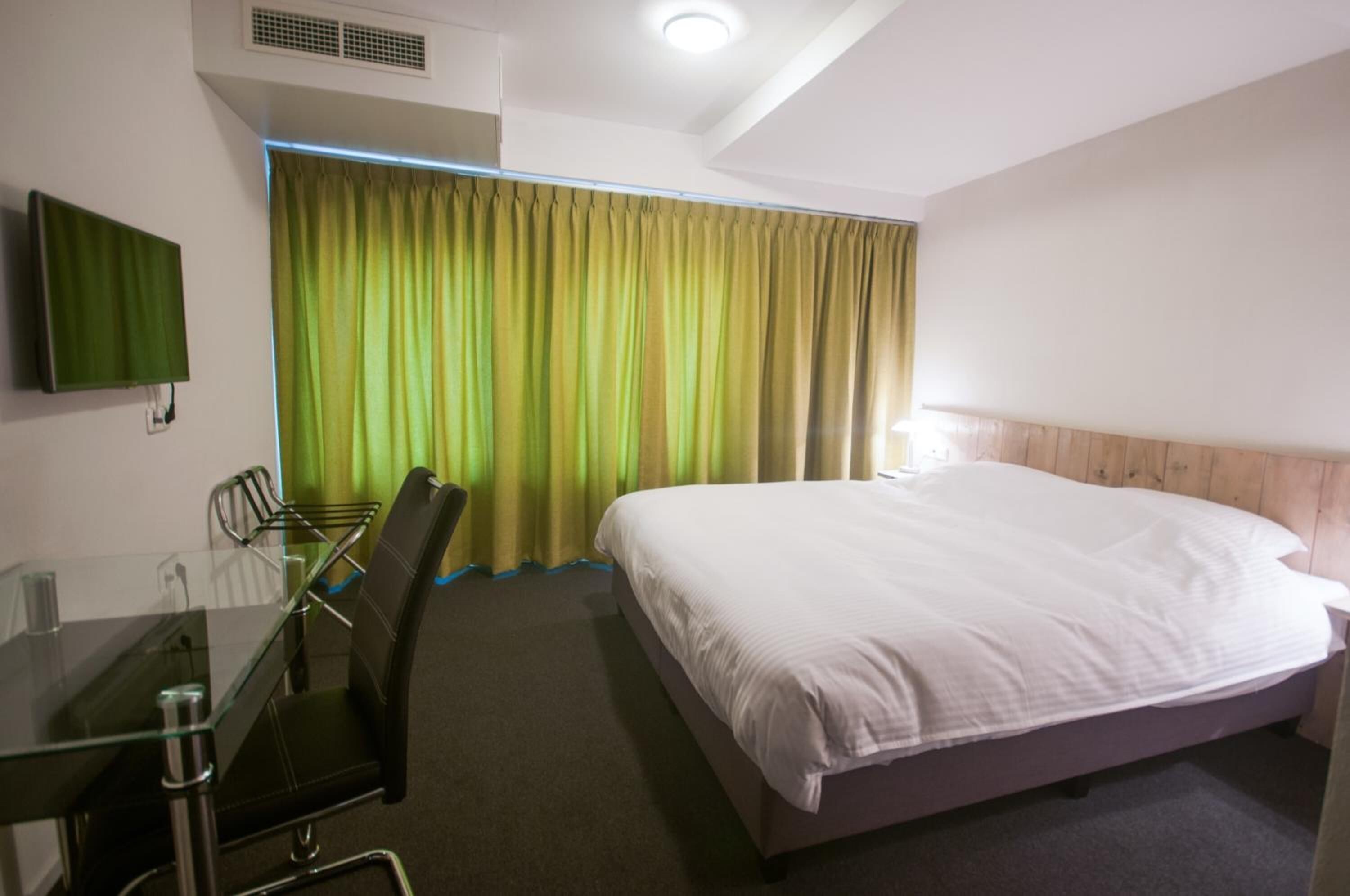 desk, blackout curtains, soundproofing, free wifi