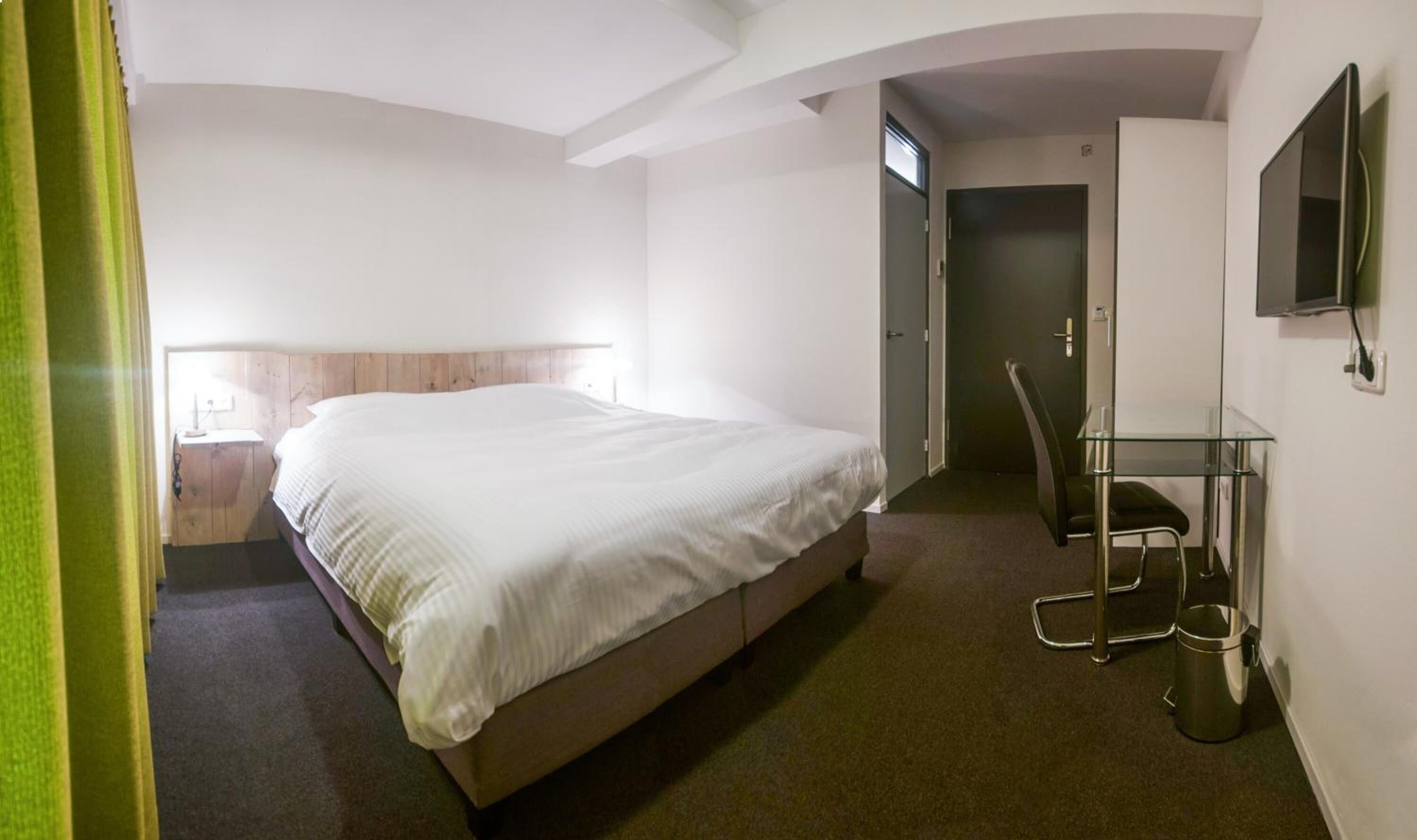 desk, blackout curtains, soundproofing, free wifi