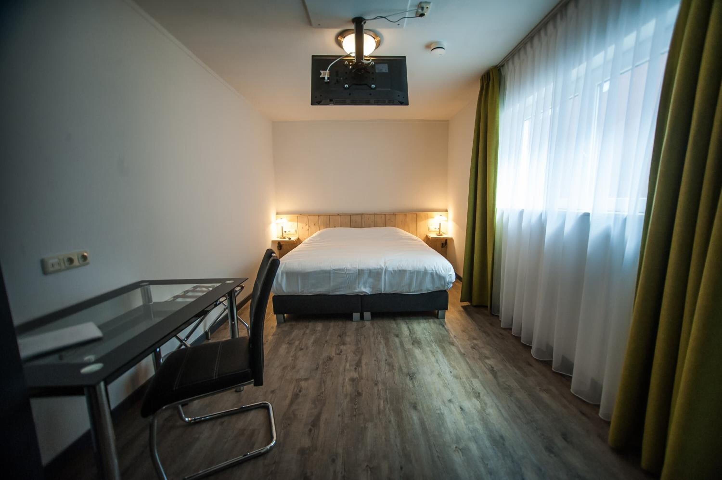 desk, blackout curtains, soundproofing, free wifi