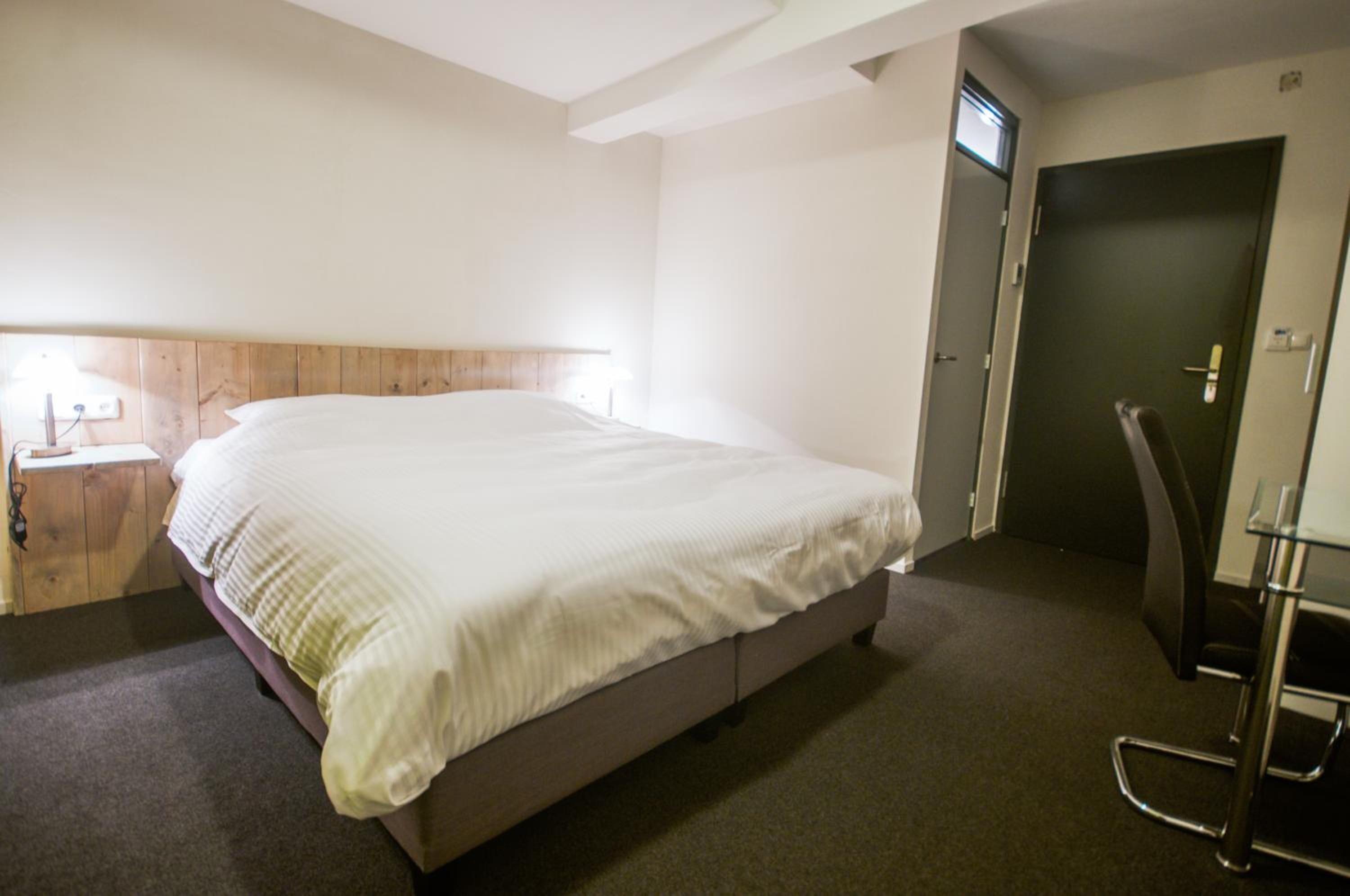 desk, blackout curtains, soundproofing, free wifi