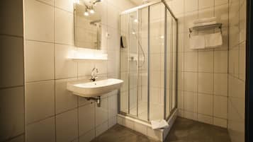 Chambre Double Standard, 1 grand lit | Salle de bain | Douche, sĂšche-cheveux, serviettes fournies