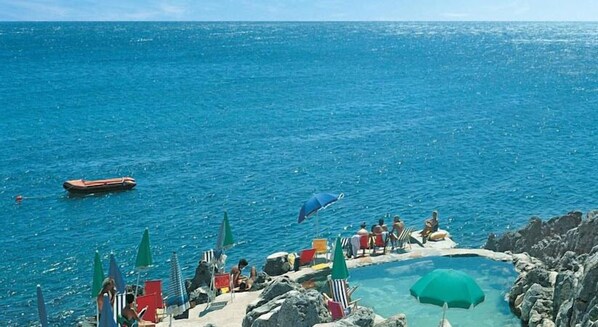 Private beach, sun loungers, beach umbrellas - Majestic Luxury Hotel Castro (Castro)