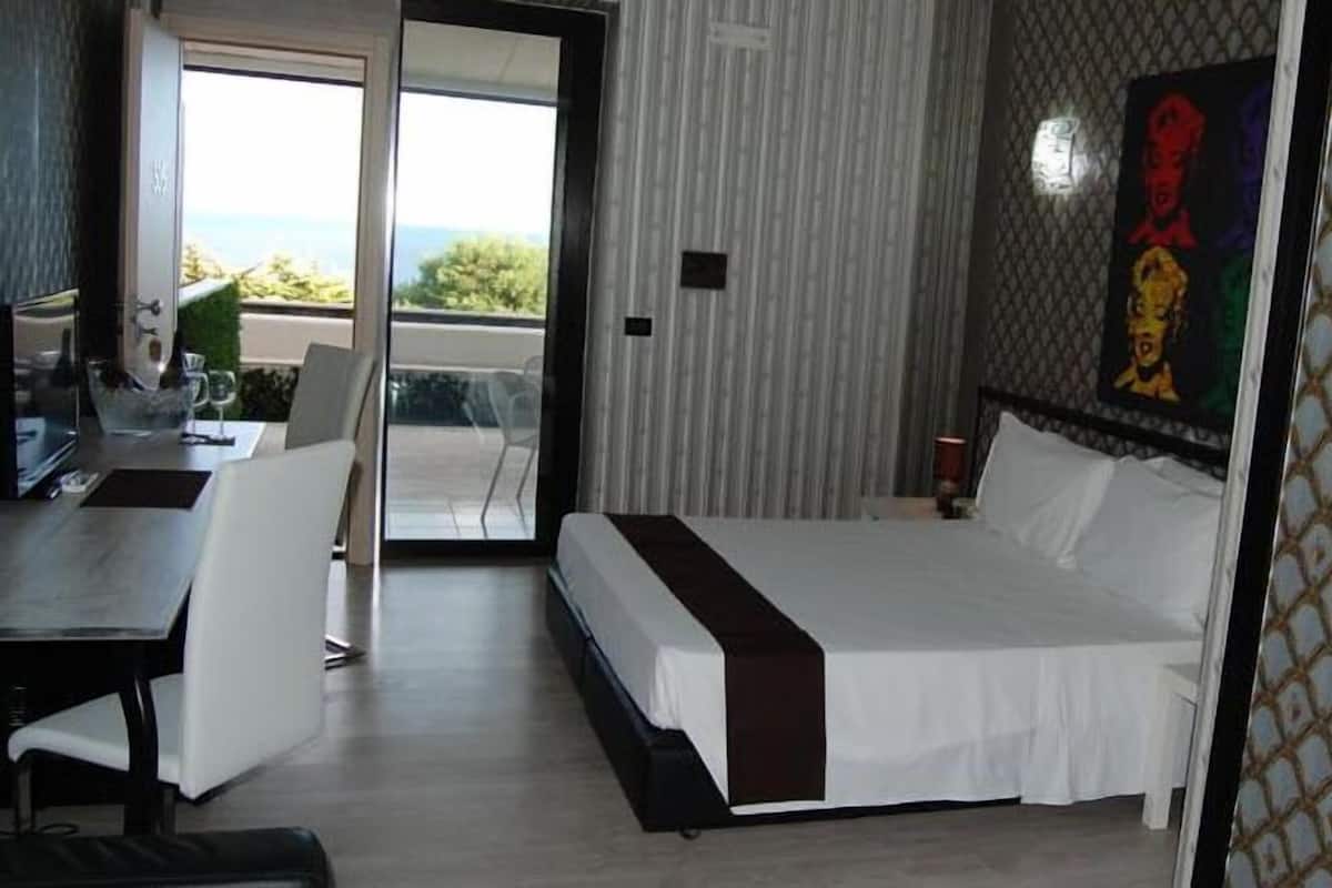Triple Room | Desk, free WiFi