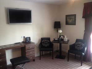 Executive Suite | Living area | Flat-screen TV, iPod dock