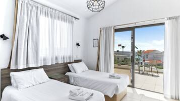 Villa familiar, 4 habitaciones, alberca privada, vista al mar | Caja de seguridad en la habitación y cortinas blackout