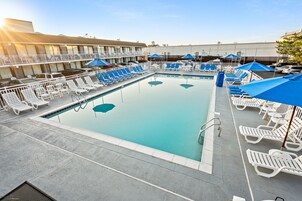 Una piscina al aire libre de temporada