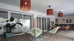 Een buitenzwembad, open van 11.00 uur tot 19.00 uur, en ligstoelen
