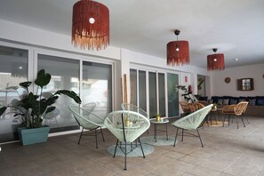 Una piscina al aire libre (de 11:00 a 19:00), tumbonas