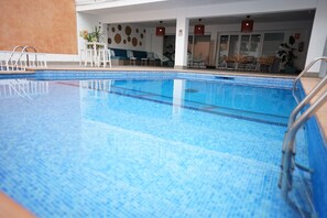 Una piscina al aire libre (de 11:00 a 19:00), tumbonas