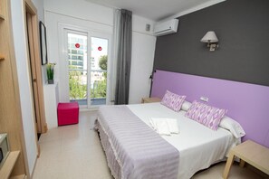 Tallelokero huoneessa, työpöytä, pimennysverhot, ilmainen Wi-Fi