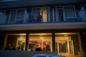 Majoituspaikan julkisivu illalla/yöllä