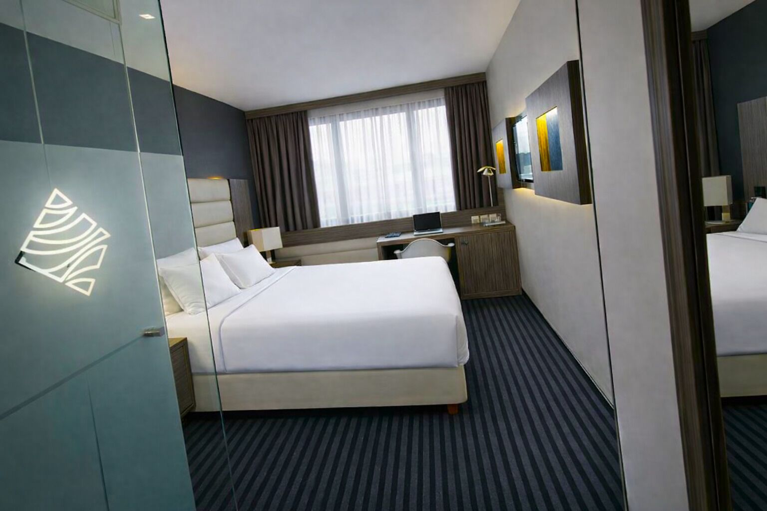 Habitación doble | Ropa de cama de alta calidad, minibar, caja fuerte y escritorio