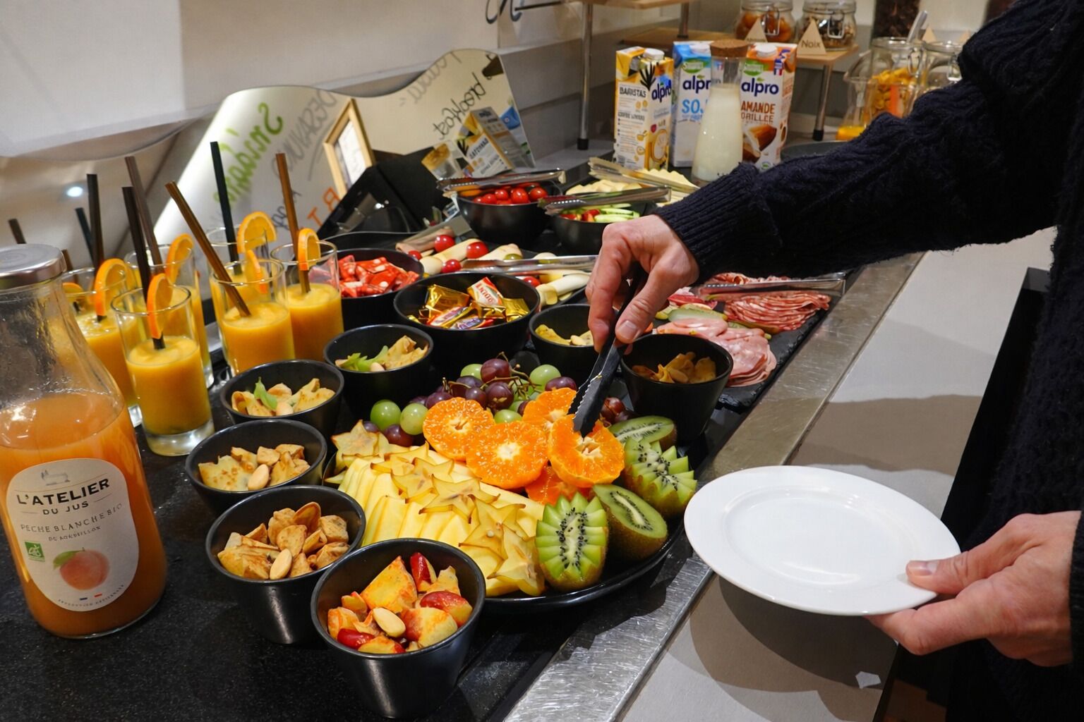 Un buffet proposant une variété de plats et de boissons.