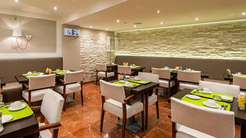 Desayuno buffet (EUR 18.5 por persona)