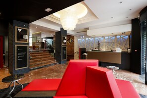 Coin salon dans le hall