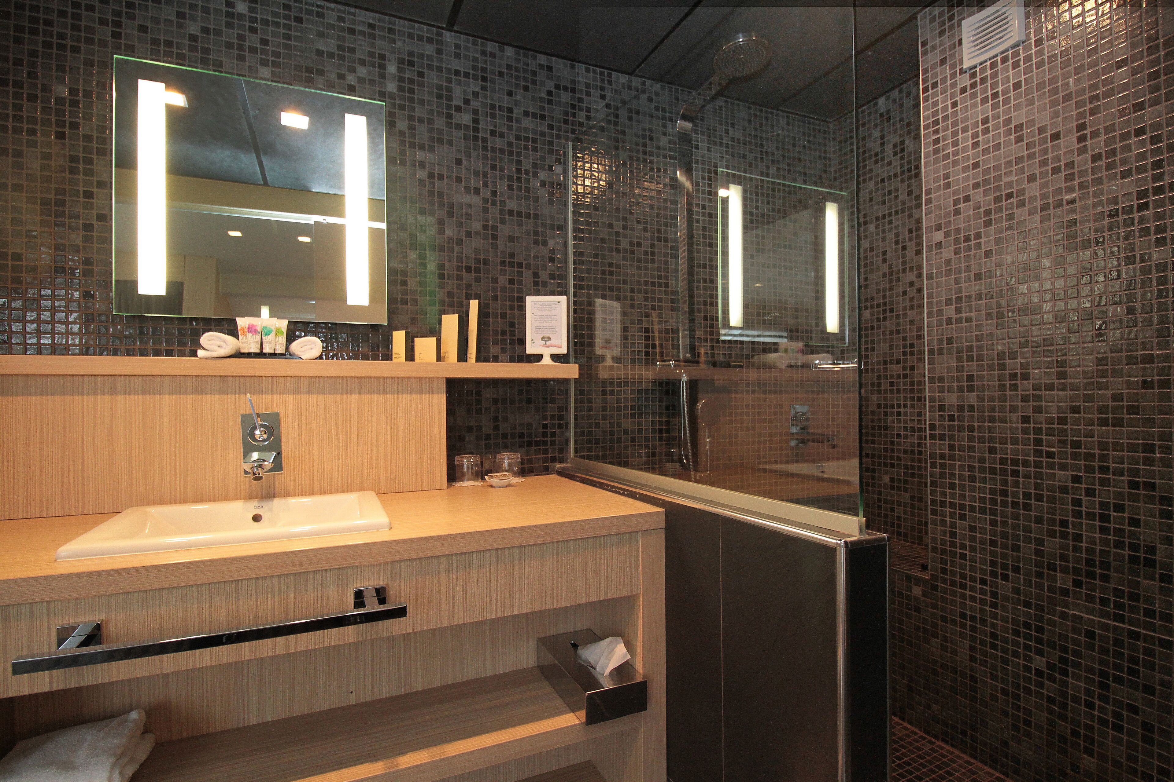 shower, rainfall showerhead, free toiletries, hair dryer