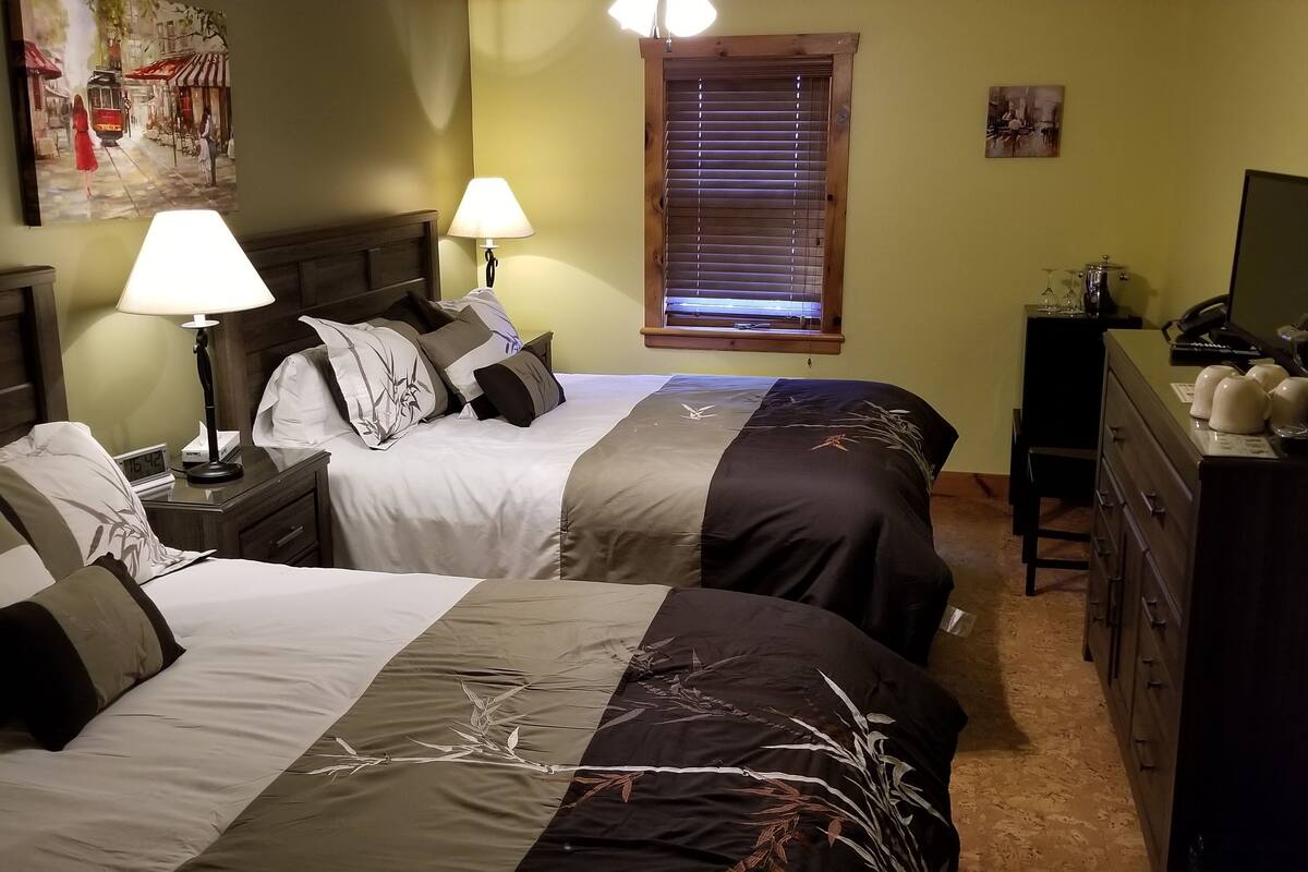 Standaard kamer, 2 queensize bedden | Individueel gemeubileerd, een strijkplank/strijkijzer, gratis wifi