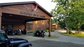 Front of property - Auberge de la Vallée (Bathurst)