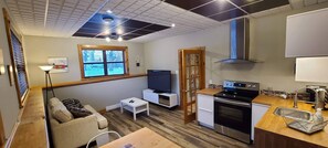 Comfort Apartment | Living area | LED TV - Auberge de la Vallée (Bathurst)