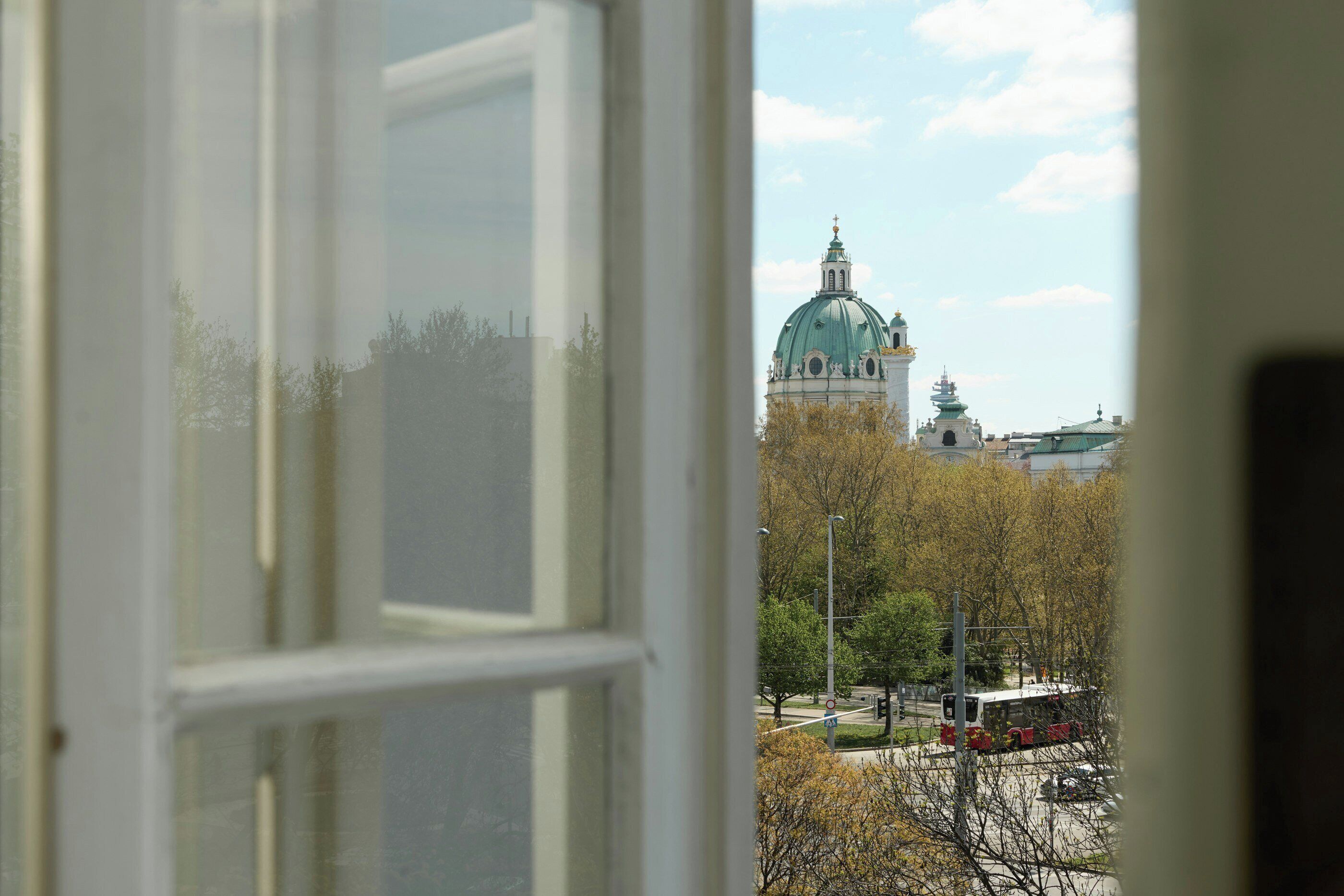 THE CLOUD with view | Egyptian cotton sheets, premium bedding, desk, soundproofing