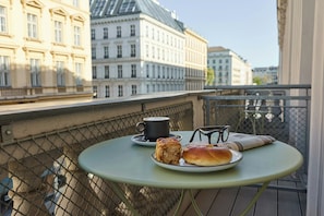 Room, Balcony (The Cloud) | Egyptian cotton sheets, premium bedding, desk, soundproofing - The Cloud One Wien-Staatsoper (Vienna)