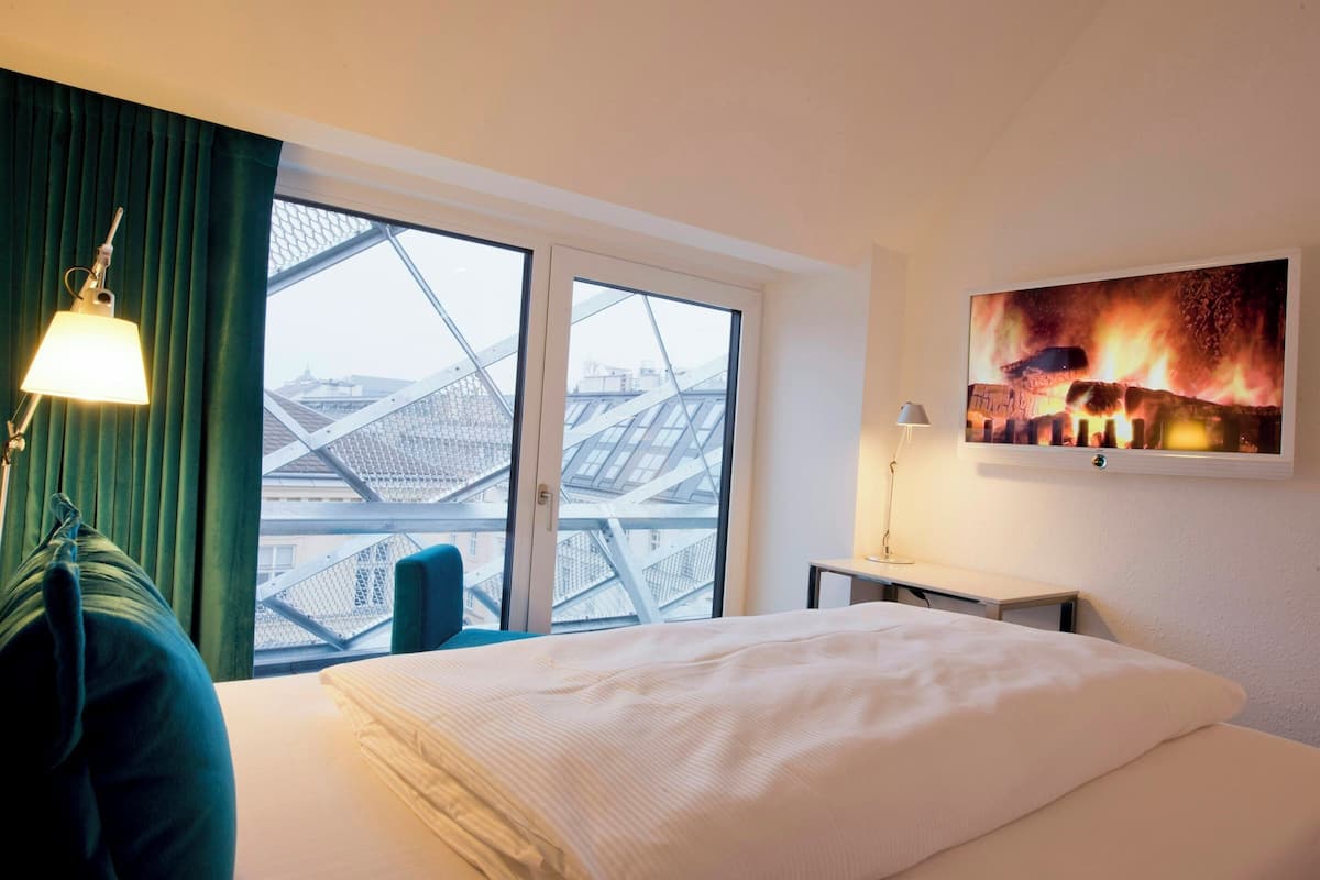 Room (THE ONE for One) | Egyptian cotton sheets, premium bedding, desk, soundproofing