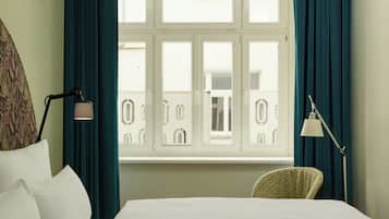 COSY CLOUD | Egyptian cotton sheets, premium bedding, desk, soundproofing