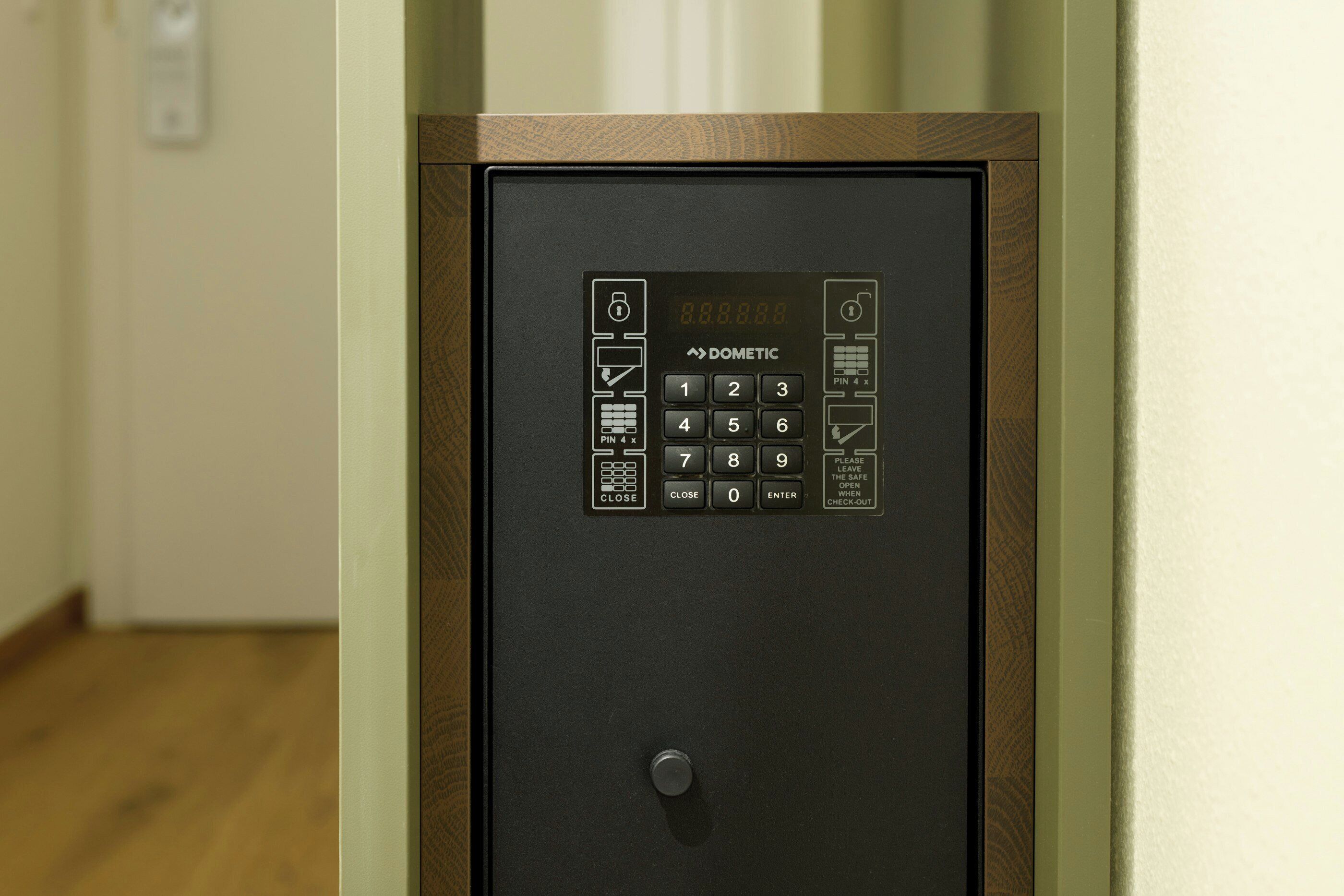 Une porte sécurisée dotée d’un clavier, d’une serrure et d’un bouton « FERMER ».