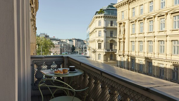 ملاءات من القطن المصري وأغطية فراش متميزة ومكتب وتجهيزات عازلة للصوت