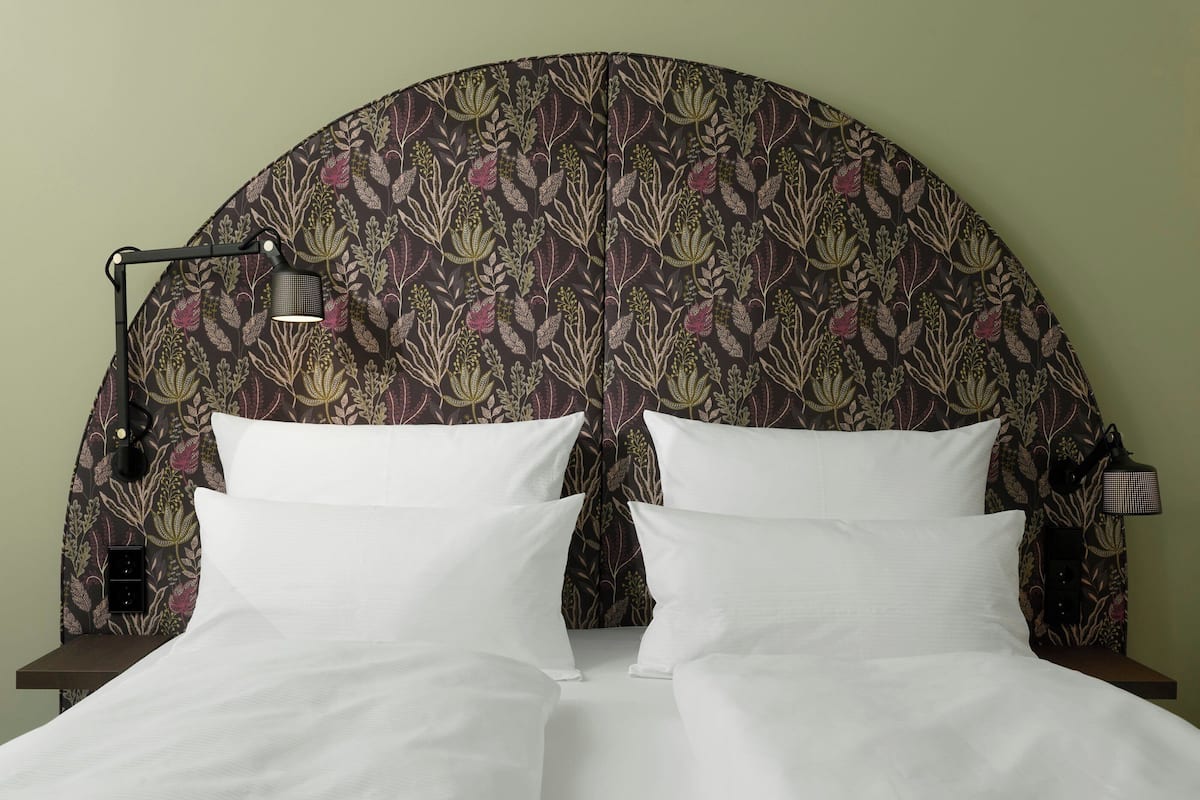 THE CLOUD | Egyptian cotton sheets, premium bedding, desk, soundproofing