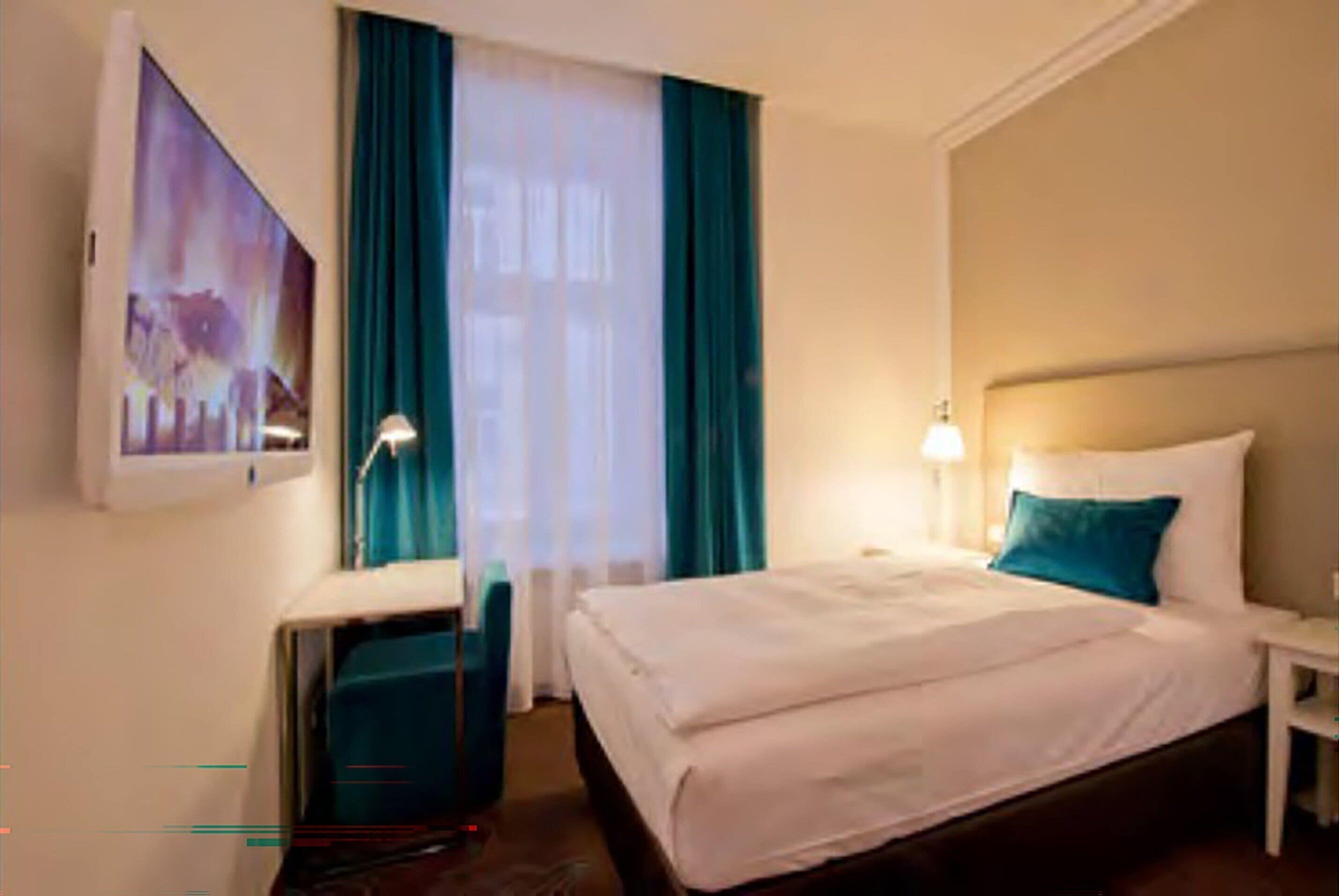 Chambre (COSY ONE for One) | Draps en coton égyptien, literie de qualité supérieure, bureau