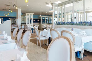 2 restaurants, breakfast served - Royal Óbidos Scenic Resort (Obidos)