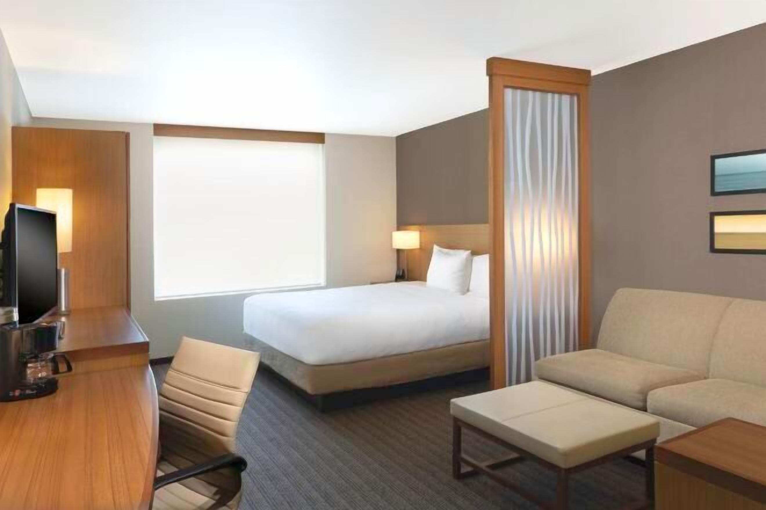 Minibar, in-room safe, desk, laptop workspace