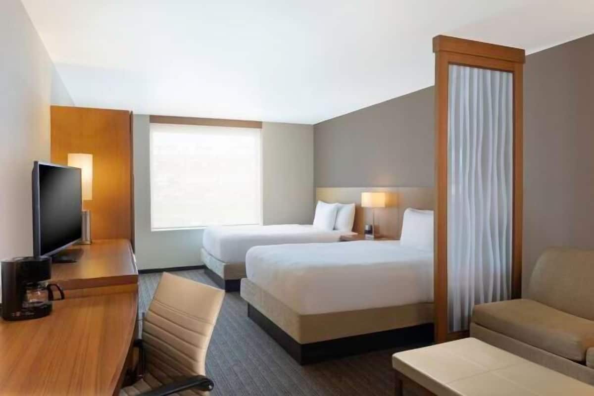 Minibar, caja de seguridad en la habitación y escritorio