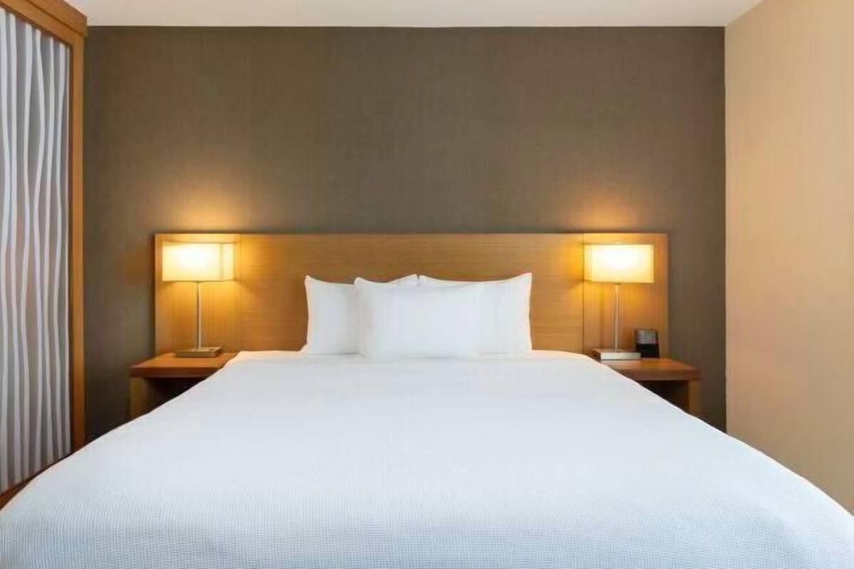 Minibar, caja de seguridad en la habitación y escritorio