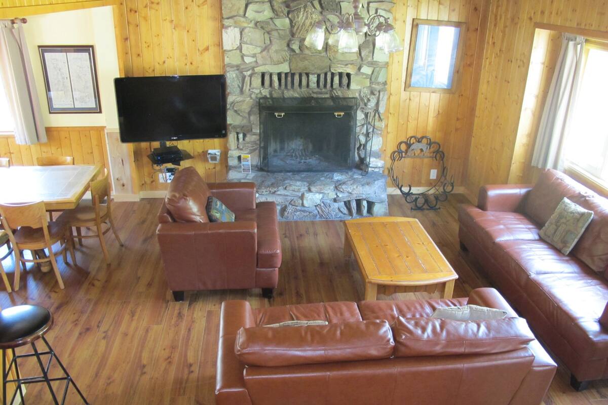 Yosemite, Deluxe House, 4 Bedrooms, 2 Bath (King, 6 Queens, 2 Doubles, 6 Twins, Sleeps 24) | 거실 | LED TV, DVD 플레이어
