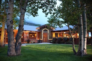 Se sirven almuerzos y cenas, cocina americana