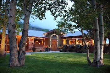 Lunch and dinner served, American cuisine at Convict Lake Resort