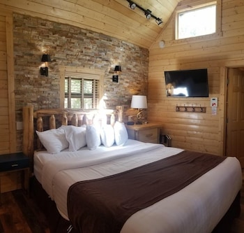 Deluxe Cabin, 1 Bedroom (Lone Pine) | 1 bedroom, individually furnished, free WiFi at Convict Lake Resort