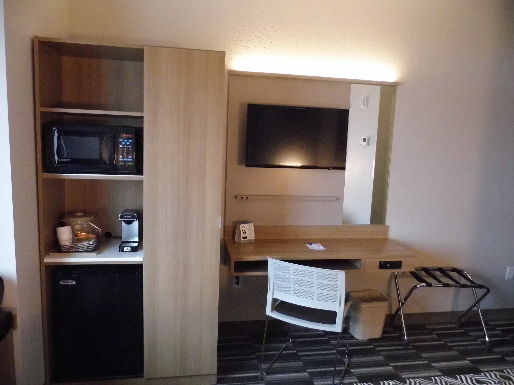 room, accessible | minibar