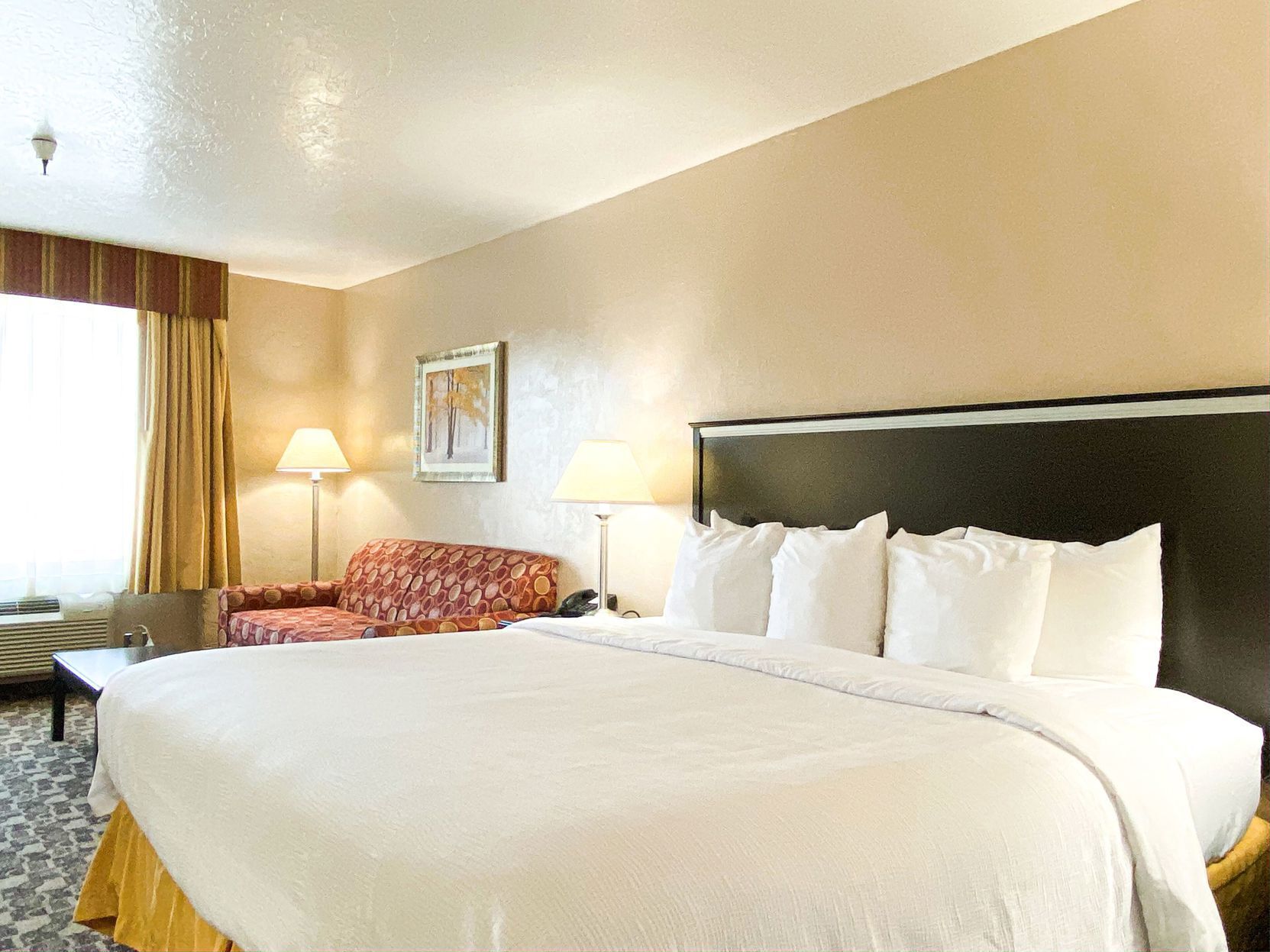 Skrivbord, strykjärn/strykbräda, gratis barnsängar och extrasängar